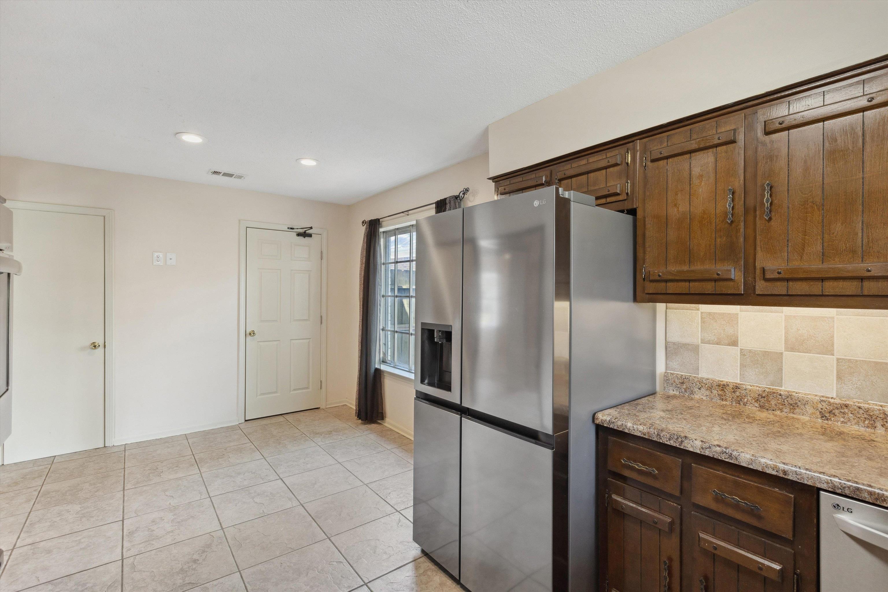 5747 Bartlett Woods Drive Bartlett, TN 38134 - Photo 17 of 28 Kitchen featuring tasteful backsplash, visible vents, recessed lighting, light tile patterned flooring, and stainless steel appliances