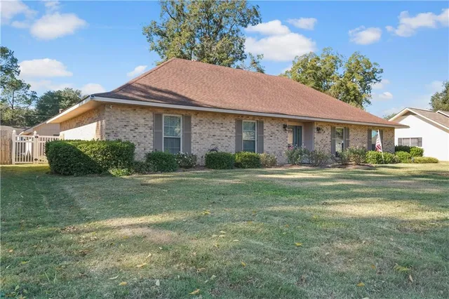 $279,500 | 704 Post Oak Boulevard, Alexandria, LA 71303