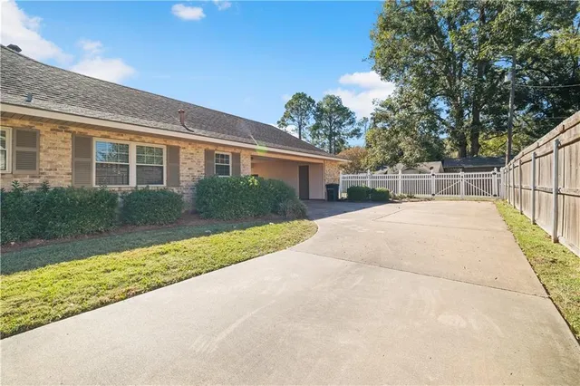$279,500 | 704 Post Oak Boulevard, Alexandria, LA 71303