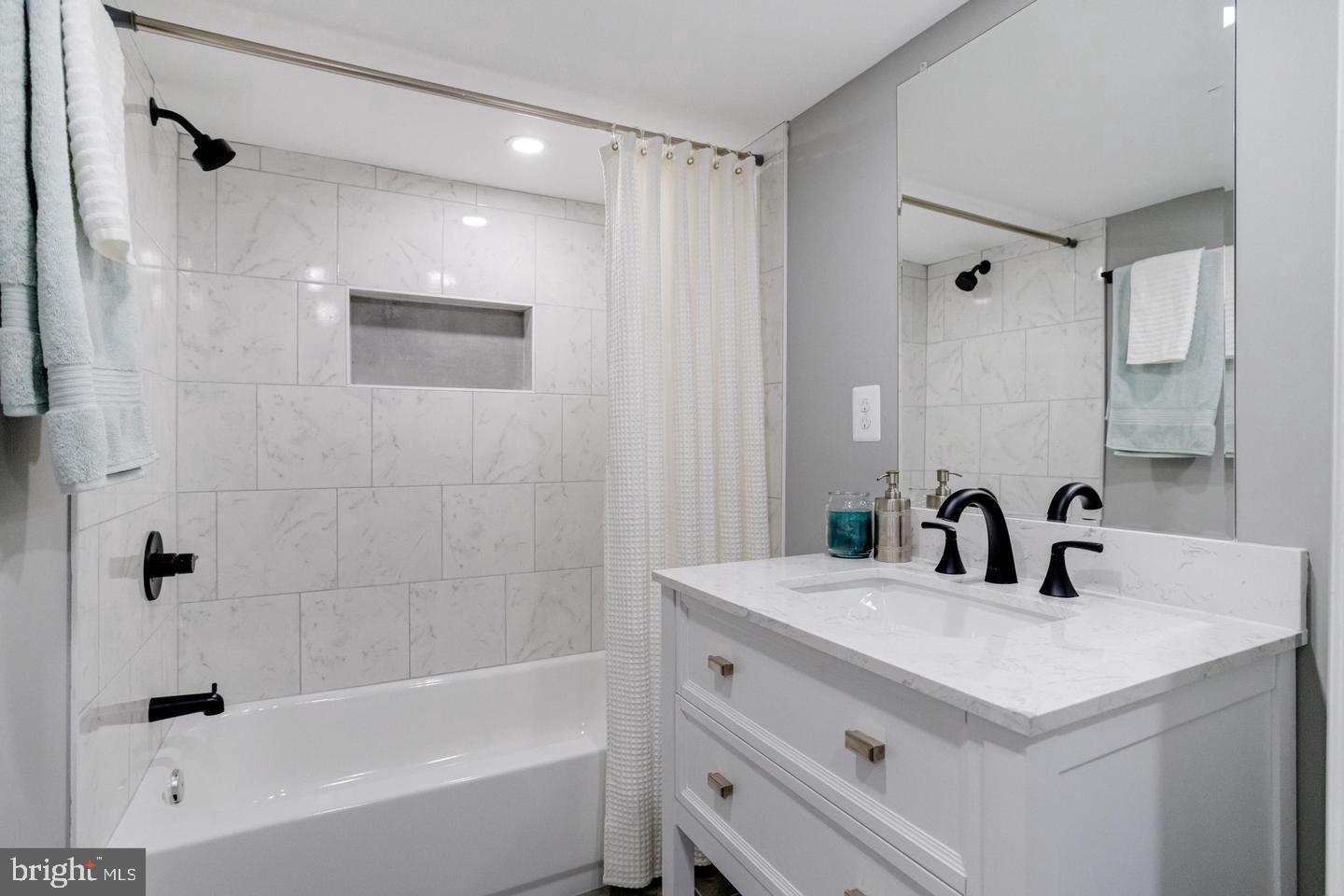 3011 Pulaski Highway Baltimore, MD 21224 - Photo 51 of 55 a bathroom with a tub a sink and mirror