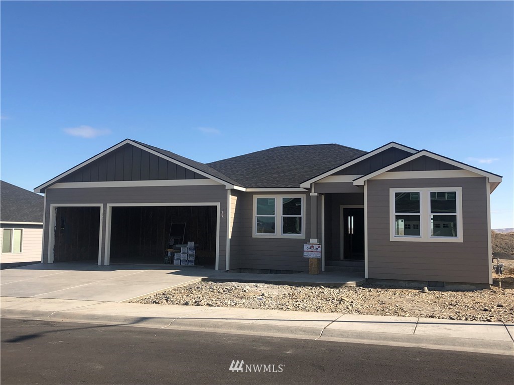 1543 West Goodlander Road Selah, WA 98942 - Photo 1 of 2 a front view of a house with a yard and garage