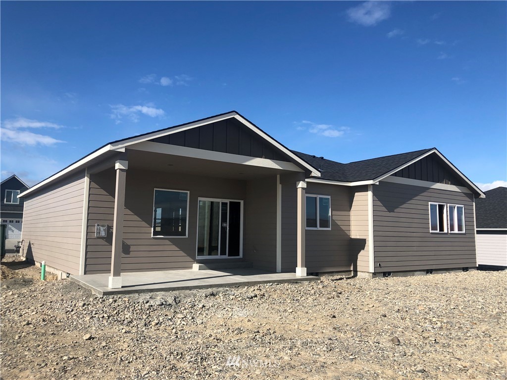 1543 West Goodlander Road Selah, WA 98942 - Photo 2 of 2 a front view of a house with a yard