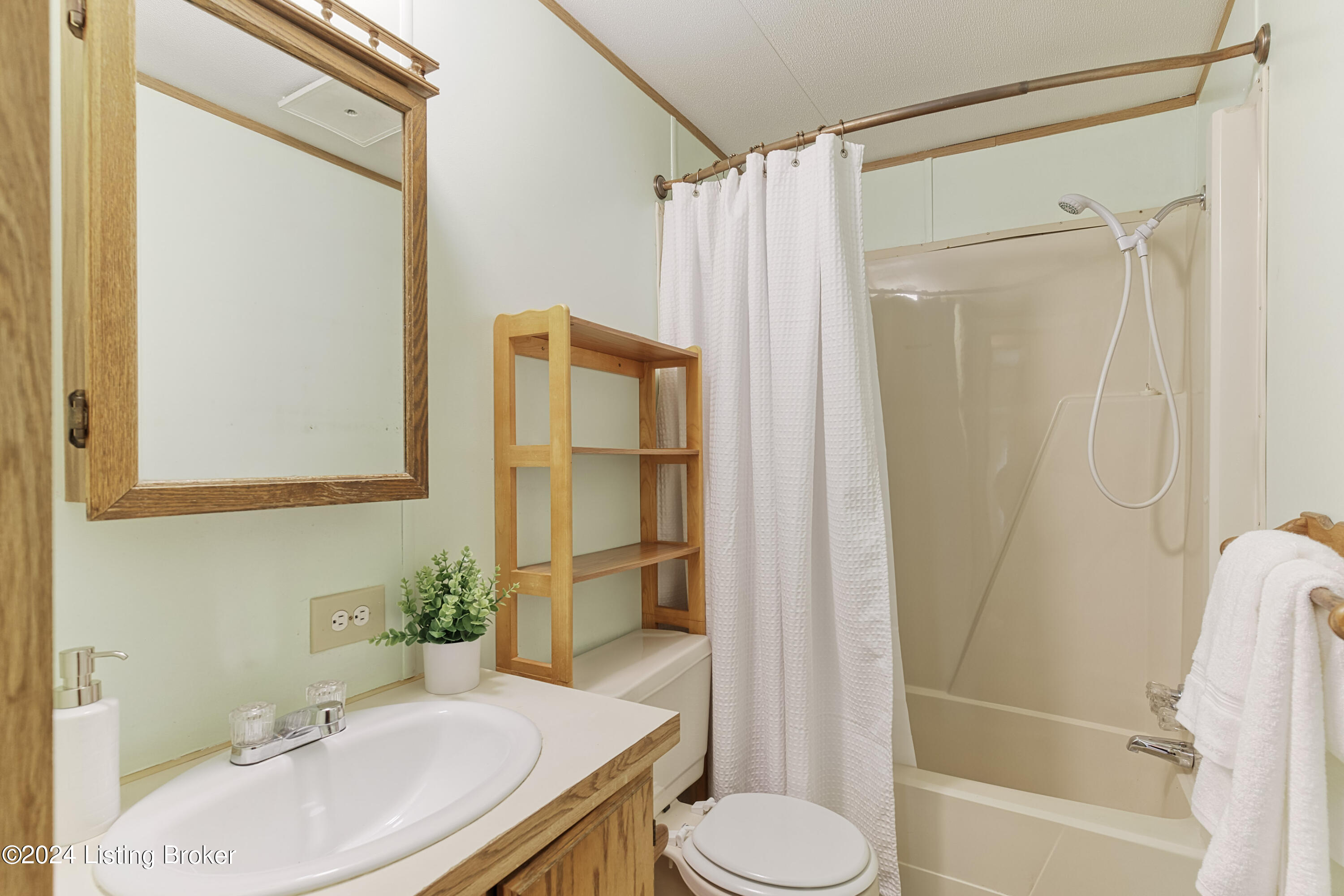 6008 New Cut Road Crestwood, KY 40014 - Photo 28 of 47 Guest Bathroom
