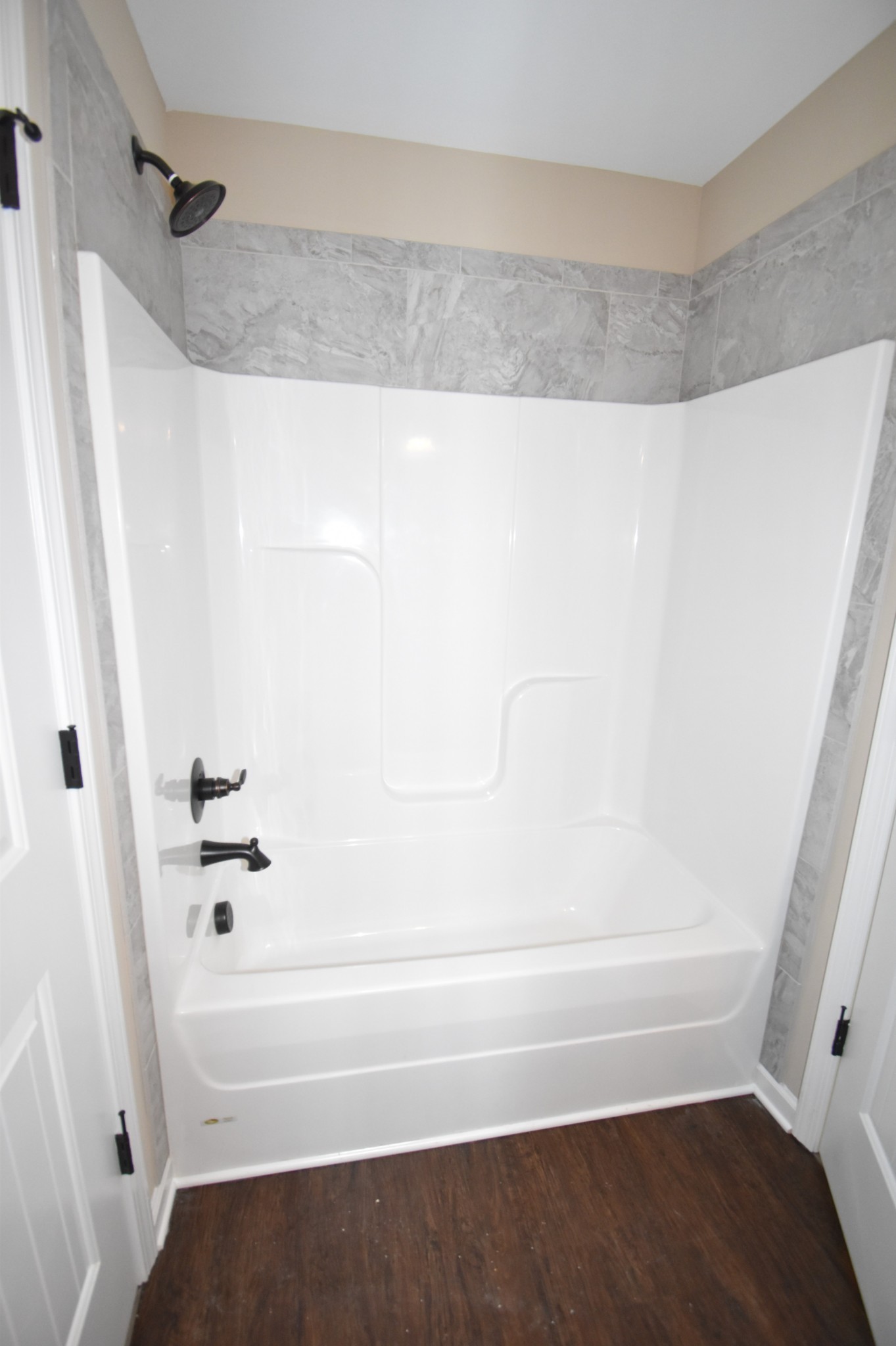 255 Smithson Lane, Unit B Clarksville, TN 37040 - Photo 19 of 21 a bathroom with a bathtub