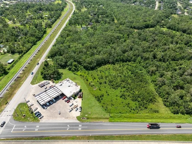 a view of a yard in front of a building
