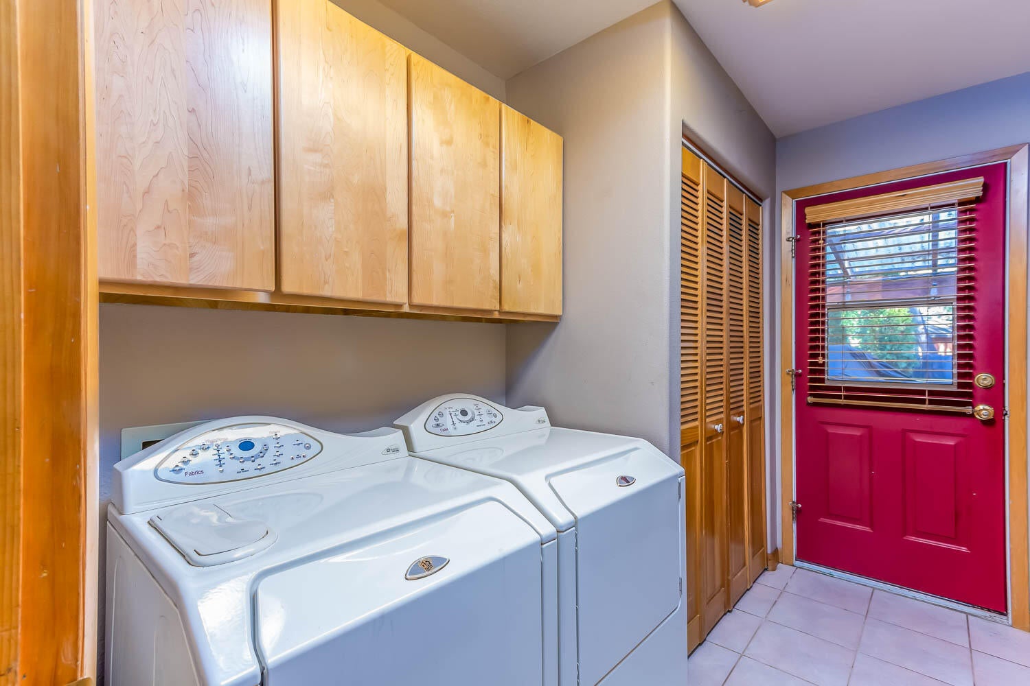 19402 Comanche Circle Bend, OR 97702 - Photo 20 of 43 Laundry area
