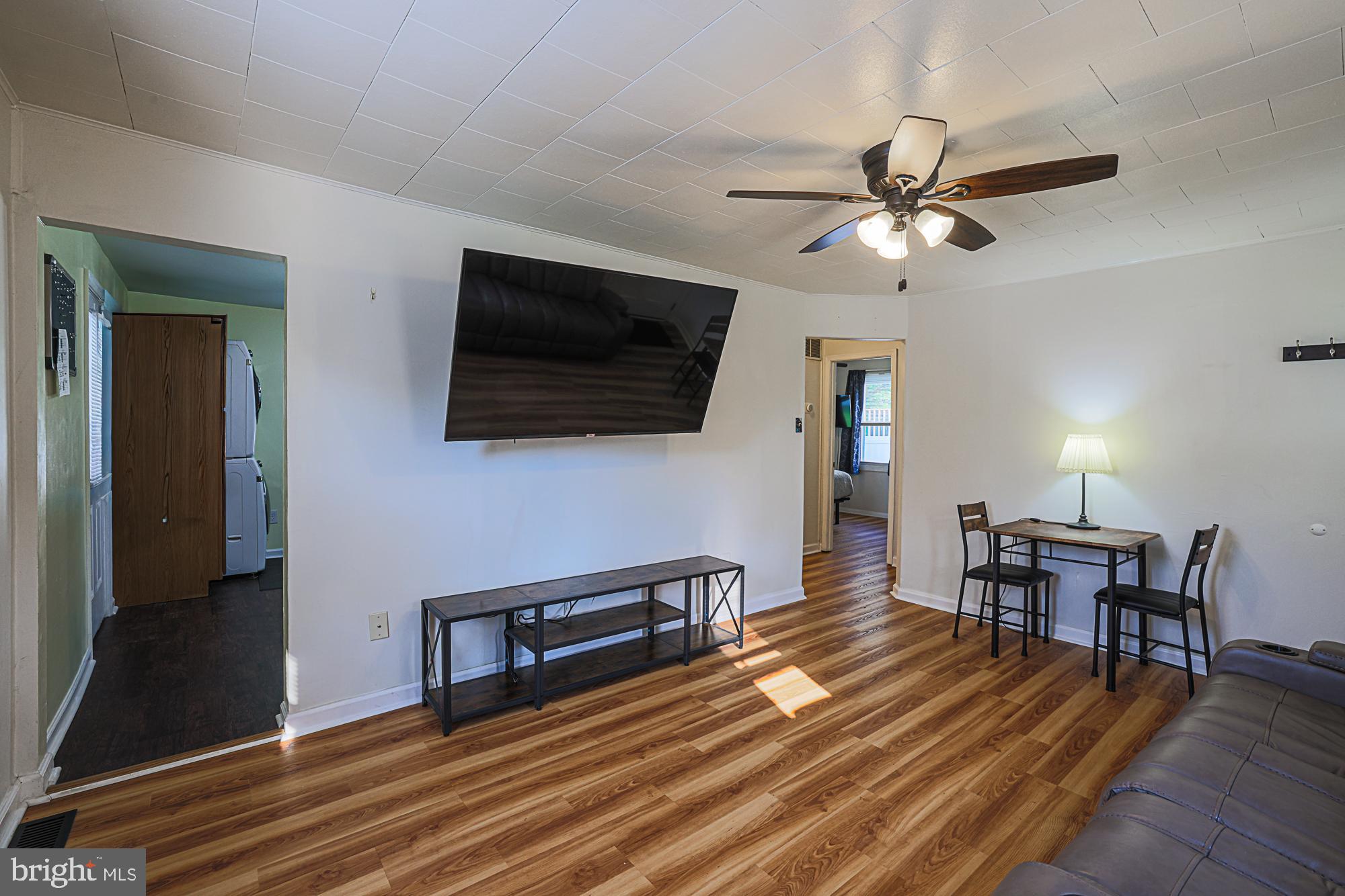 122 Alcock Road Baltimore, MD 21221 - Photo 8 of 27 Living Room