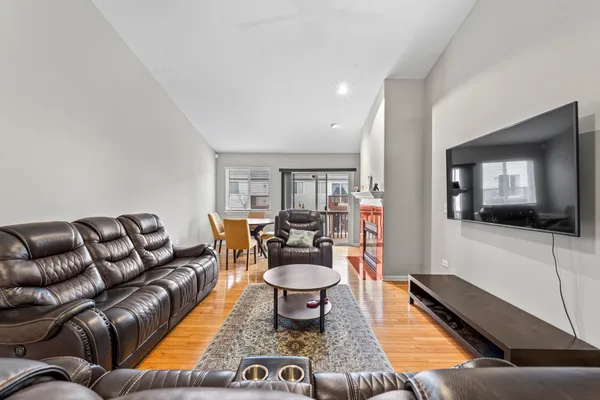 $2,850 | 2987 Saganashkee Lane, Unit 2987, Naperville, IL 60564