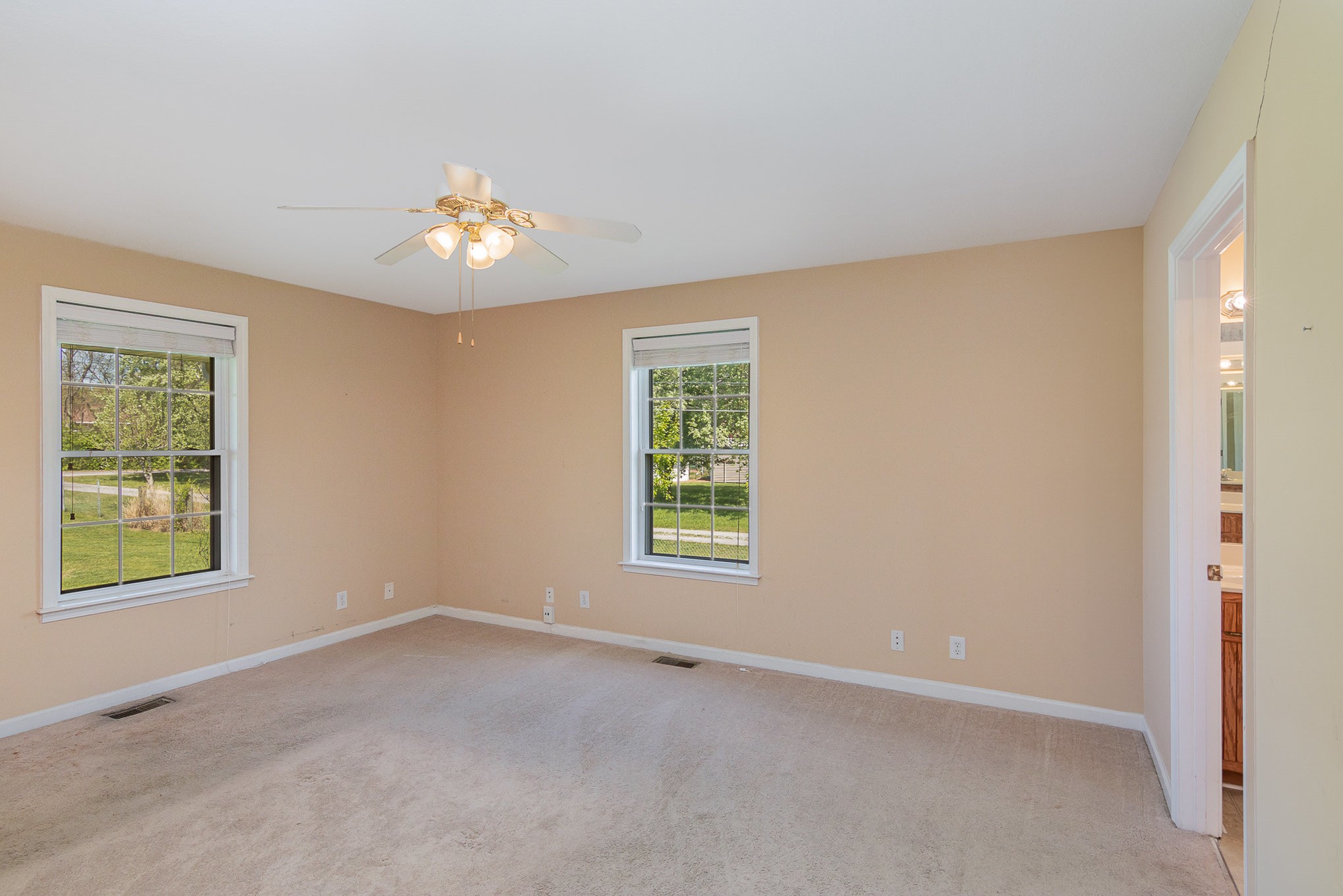 2575 Whitfield Road Clarksville, TN 37040 - Photo 14 of 30 an empty room with a window