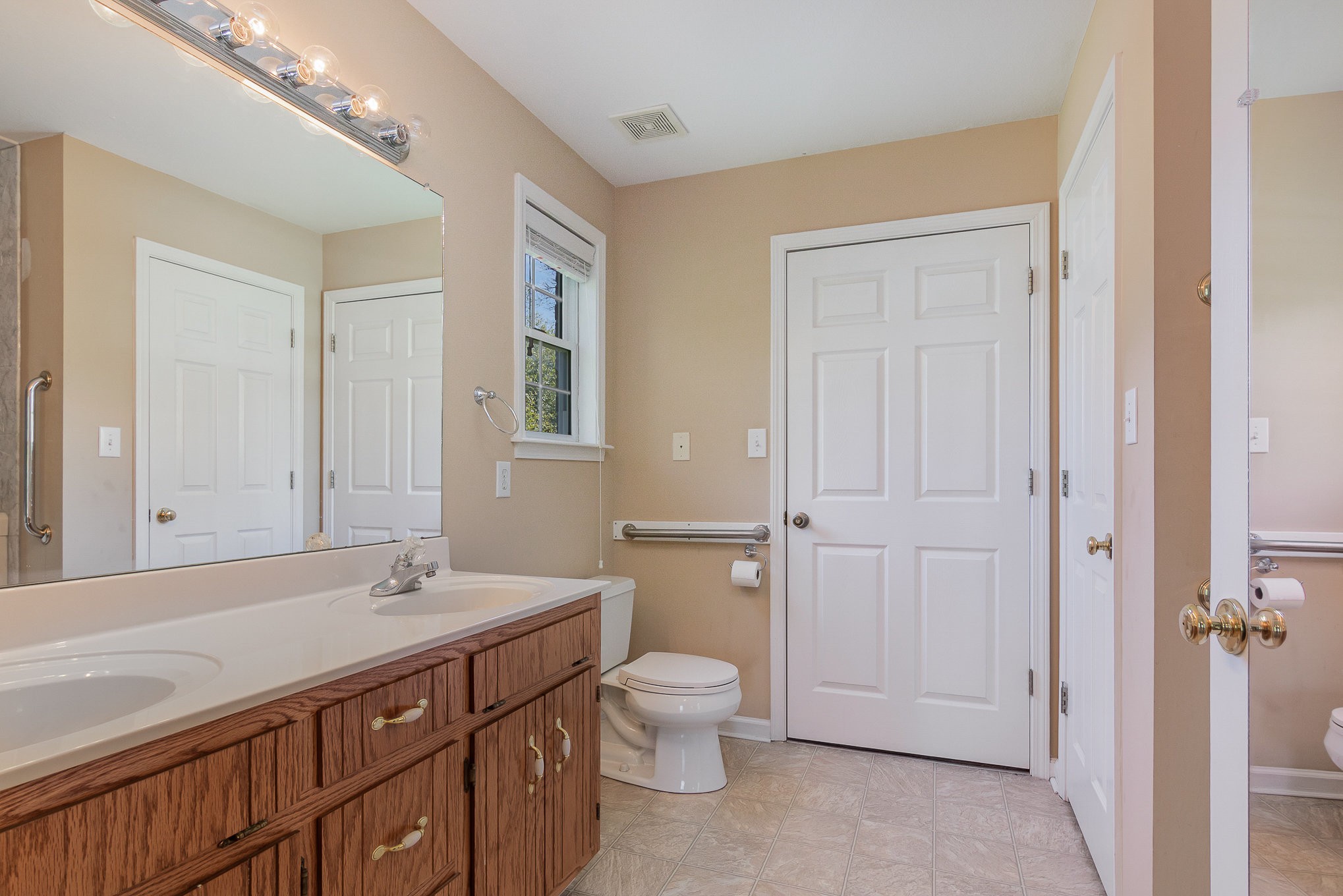 2575 Whitfield Road Clarksville, TN 37040 - Photo 17 of 30 a bathroom with a toilet a sink and mirror