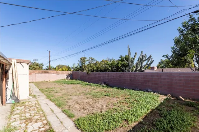 a view of a backyard