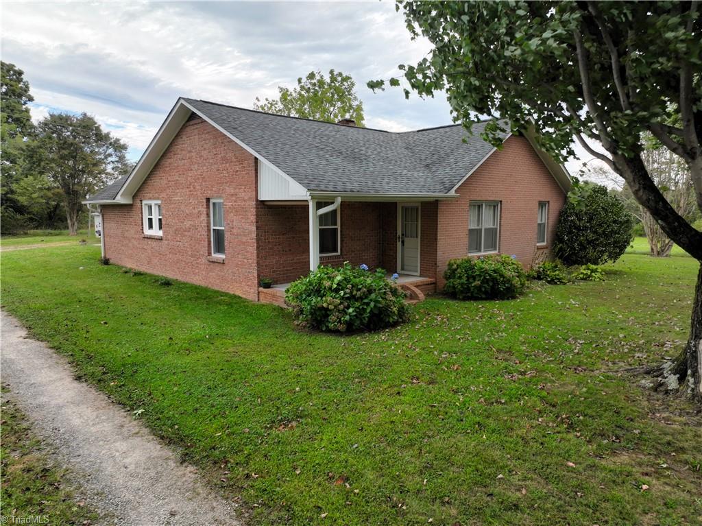 1020 Hunter Farm Road Pilot Mountain, NC 27041 - Photo 4 of 42 Gallery Image 4