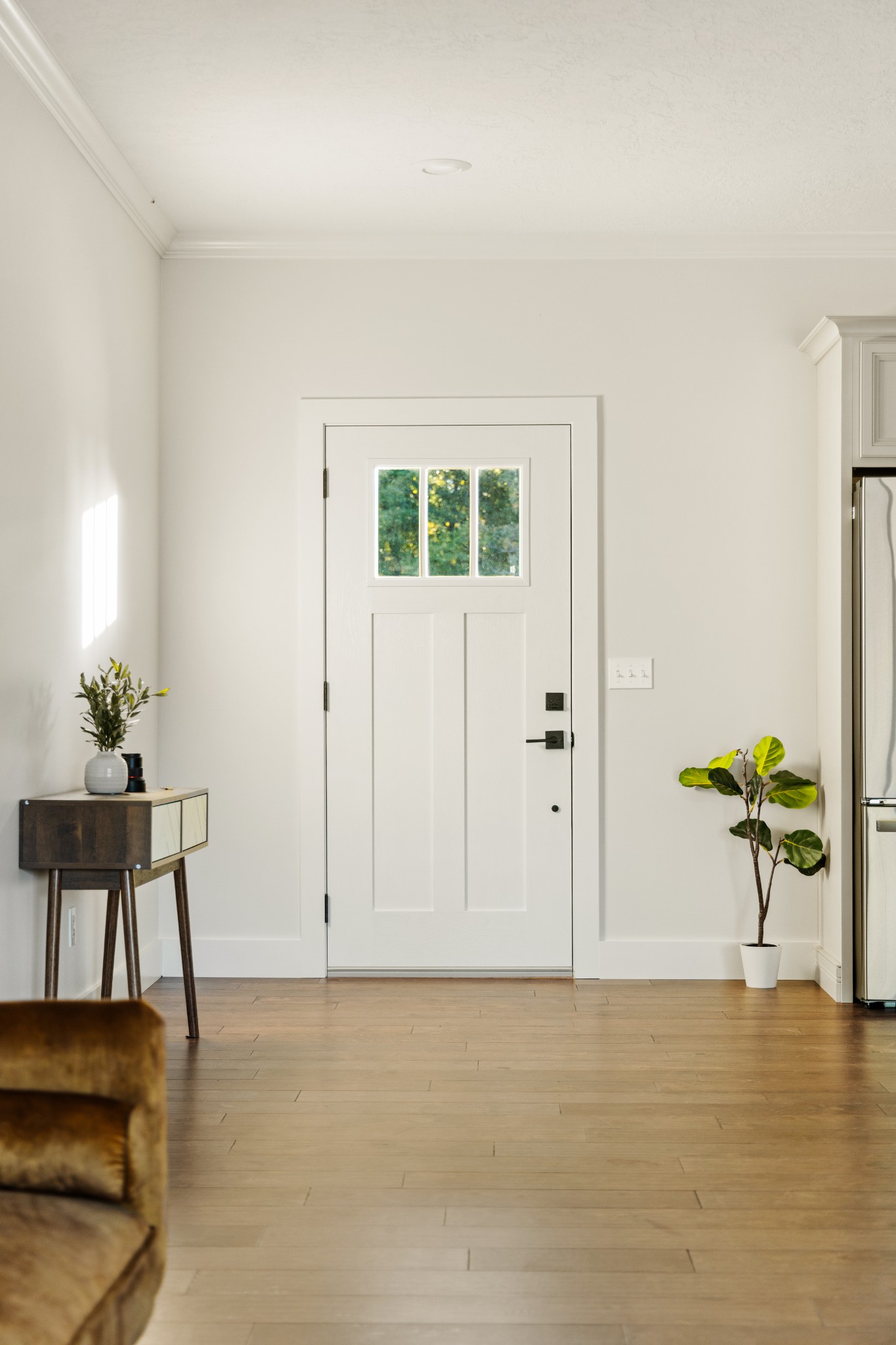 55 Hinchey Cemetery Road Paris, TN 38242 - Photo 31 of 38 a view of a livingroom with wooden floor and a potted plant