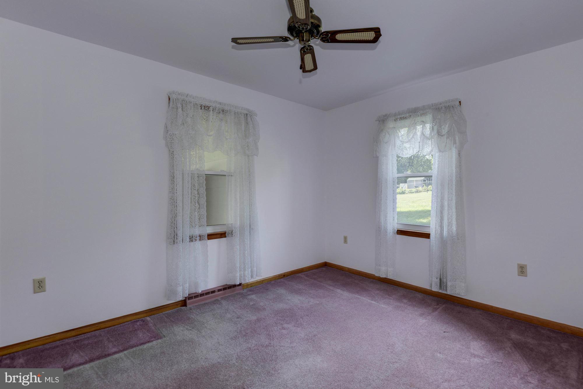 340 Nottingham Road Hagerstown, MD 21740 - Photo 14 of 30 an empty room with windows and closet