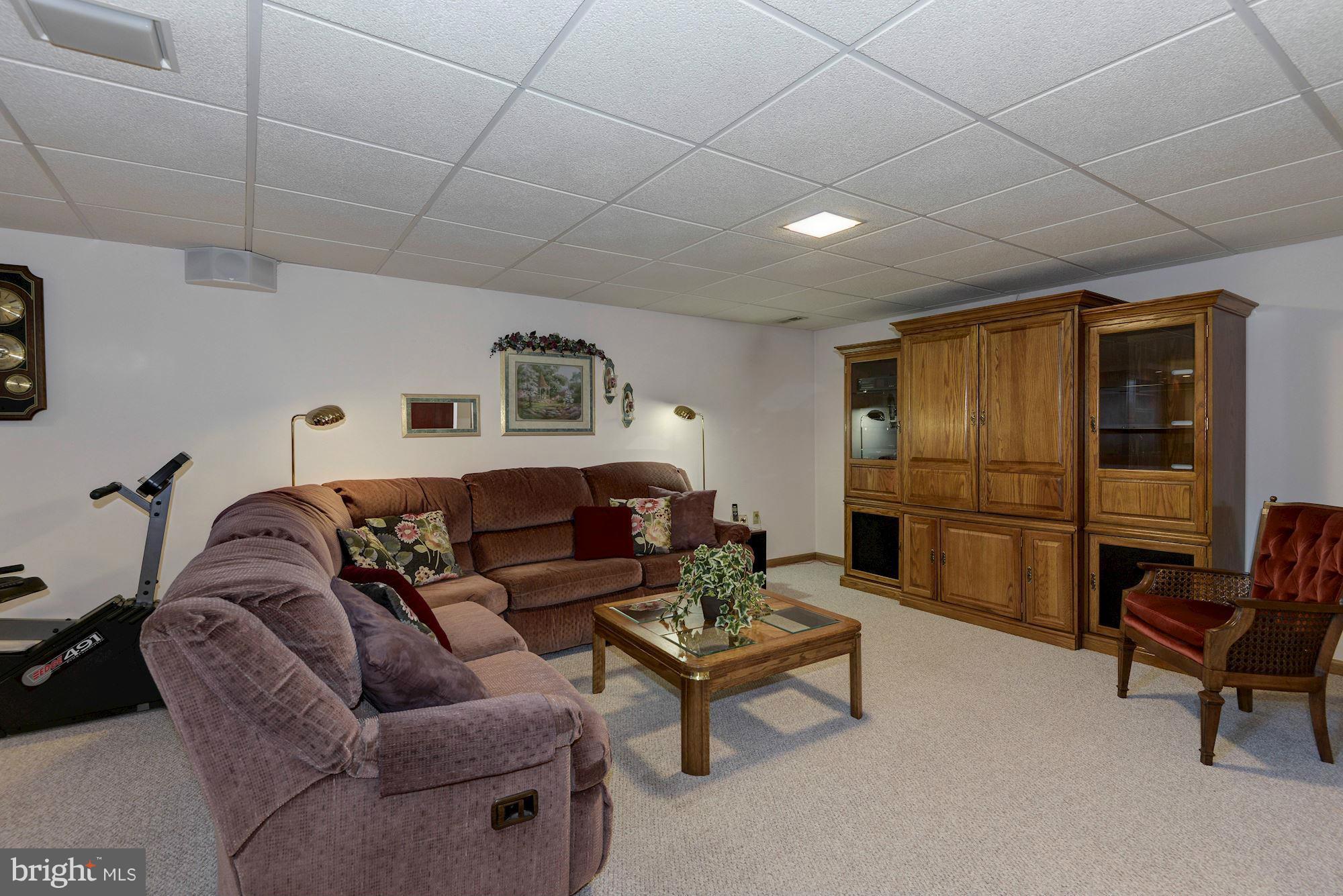 340 Nottingham Road Hagerstown, MD 21740 - Photo 16 of 30 a living room with furniture
