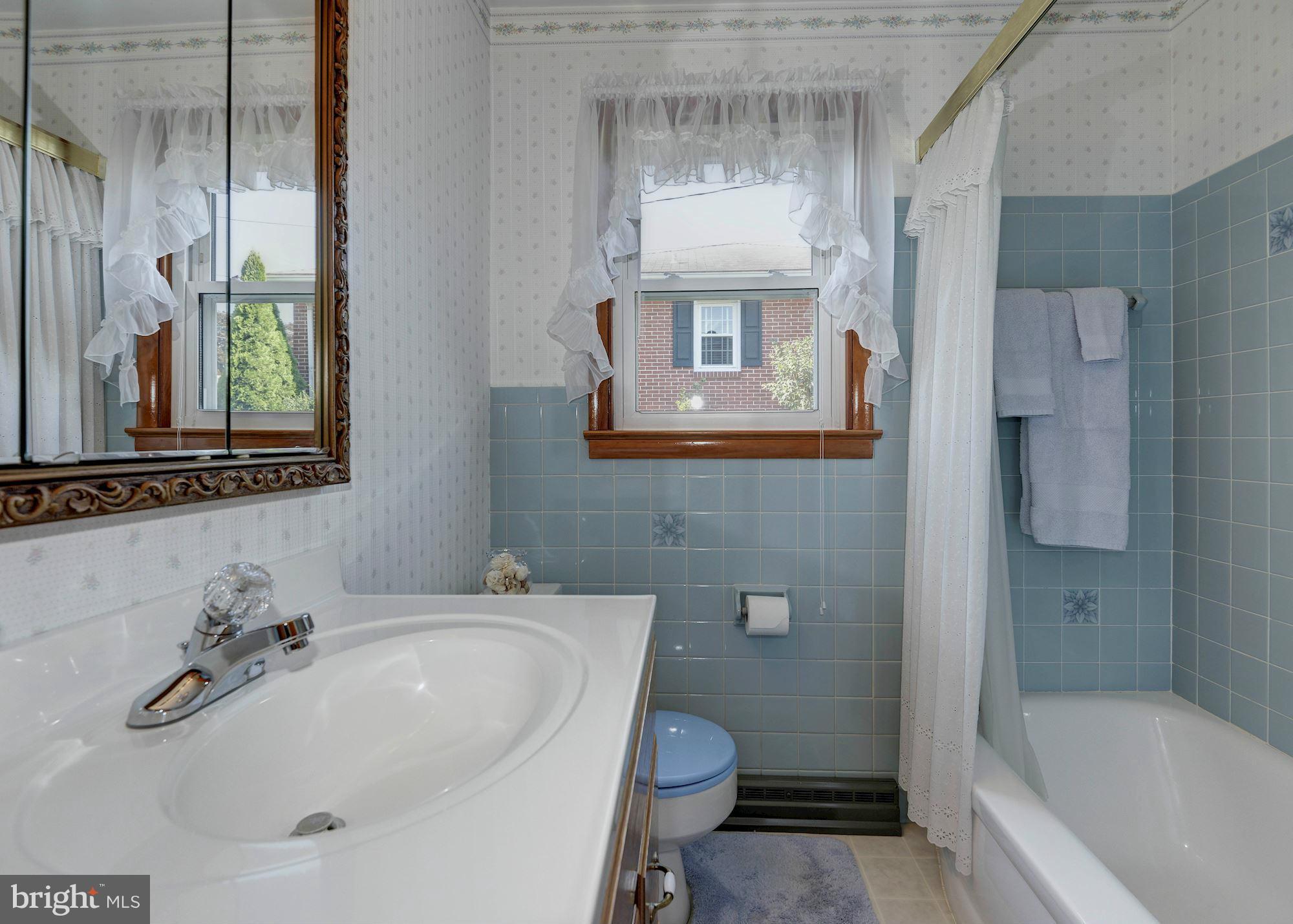 340 Nottingham Road Hagerstown, MD 21740 - Photo 24 of 30 a bathroom with a sink mirror toilet and bathtub