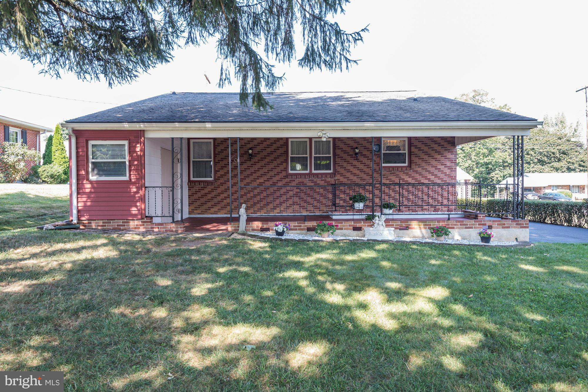 340 Nottingham Road Hagerstown, MD 21740 - Photo 28 of 30 a front view of a house with a garden