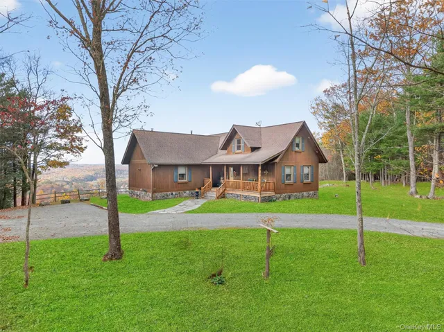 a view of a house with a yard