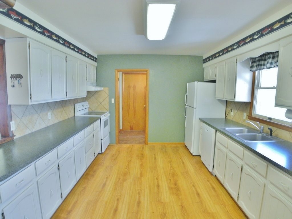 5447 South Maple City Road Maple City, MI 49664 - Photo 20 of 32 1815259-19.JPG