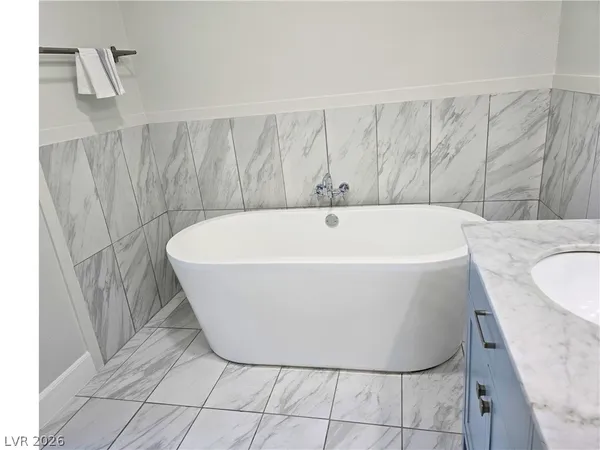 $2,400 | 4525 Dean Martin Drive, Unit 503, Las Vegas, NV 89103