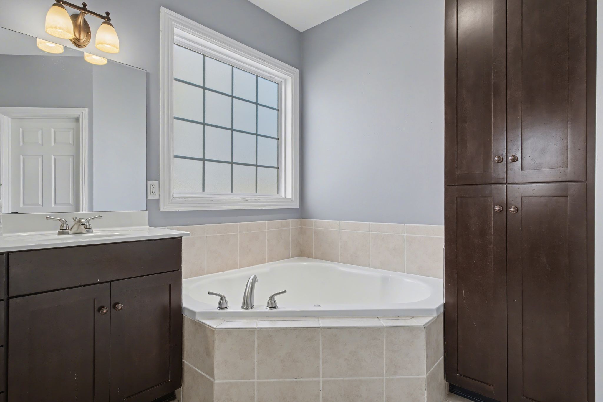 701 Deer Ridge Lane Lebanon, TN 37087 - Photo 23 of 41 a bathroom with a bathtub and a sink