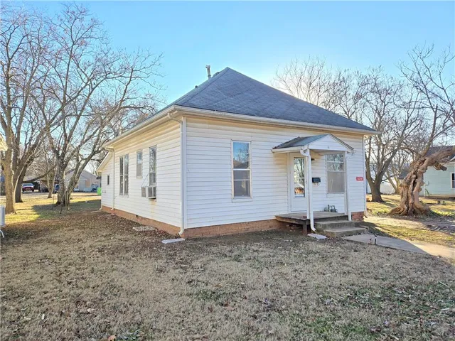 $55,000 | 329 West 1st Street, Cherryvale, KS 67335