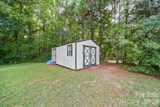 a view of a house with backyard and garden