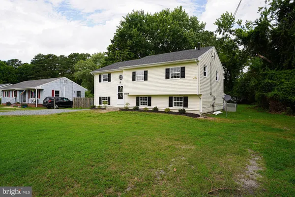 a view of house with garden
