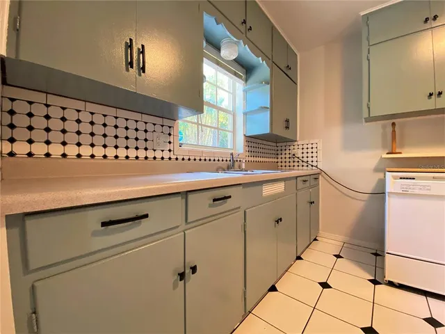 $1,999 | 256 East Crystal Lake Street, Orlando, FL 32806