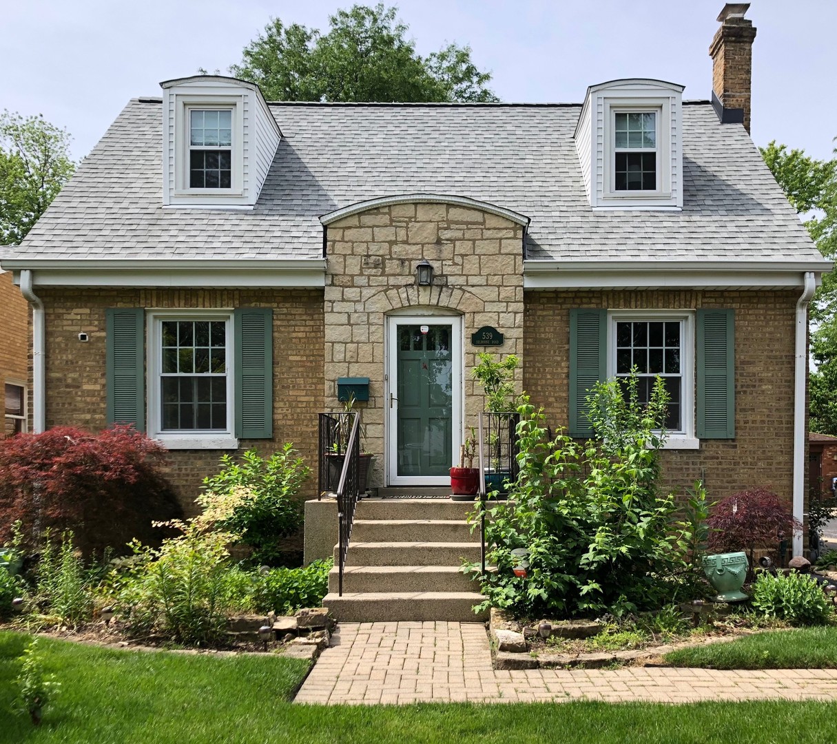 539 Selborne Road Riverside, IL 60546 - Photo 1 of 17 a front view of a house with garden