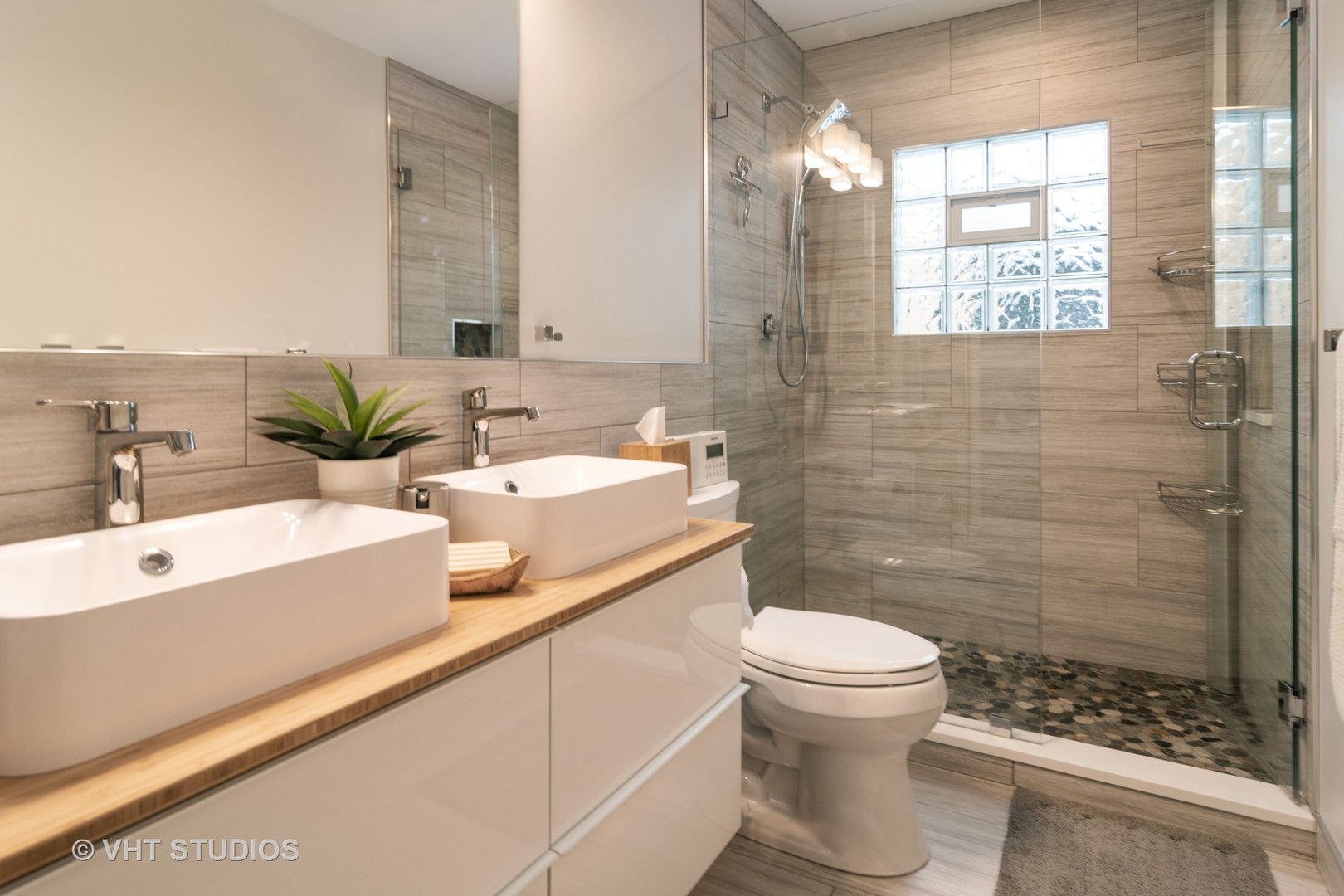 539 Selborne Road Riverside, IL 60546 - Photo 11 of 17 a bathroom with a sink a toilet and shower