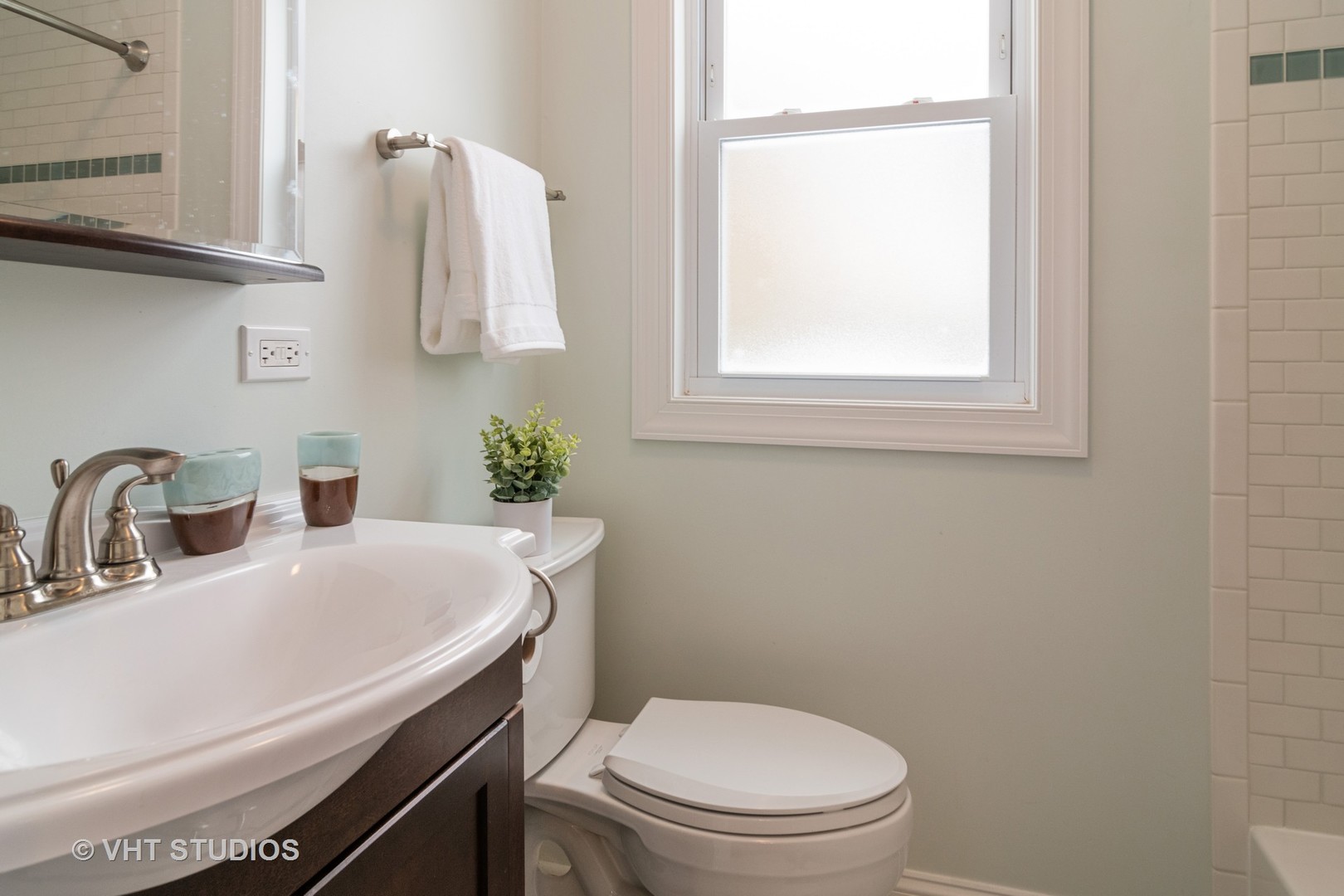 539 Selborne Road Riverside, IL 60546 - Photo 14 of 17 a bathroom with a sink a toilet and mirror