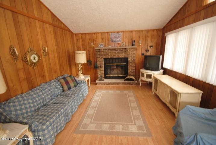 522 South Old Stage Road Albrightsville, PA 18210 - Photo 3 of 25 Living Room