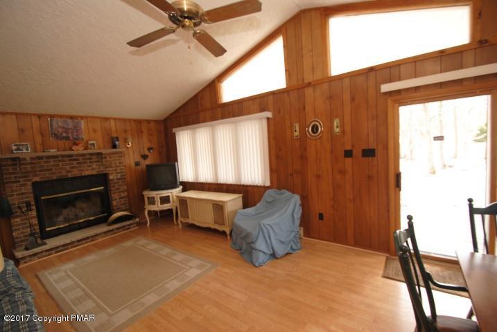 522 South Old Stage Road Albrightsville, PA 18210 - Photo 4 of 25 Living Room