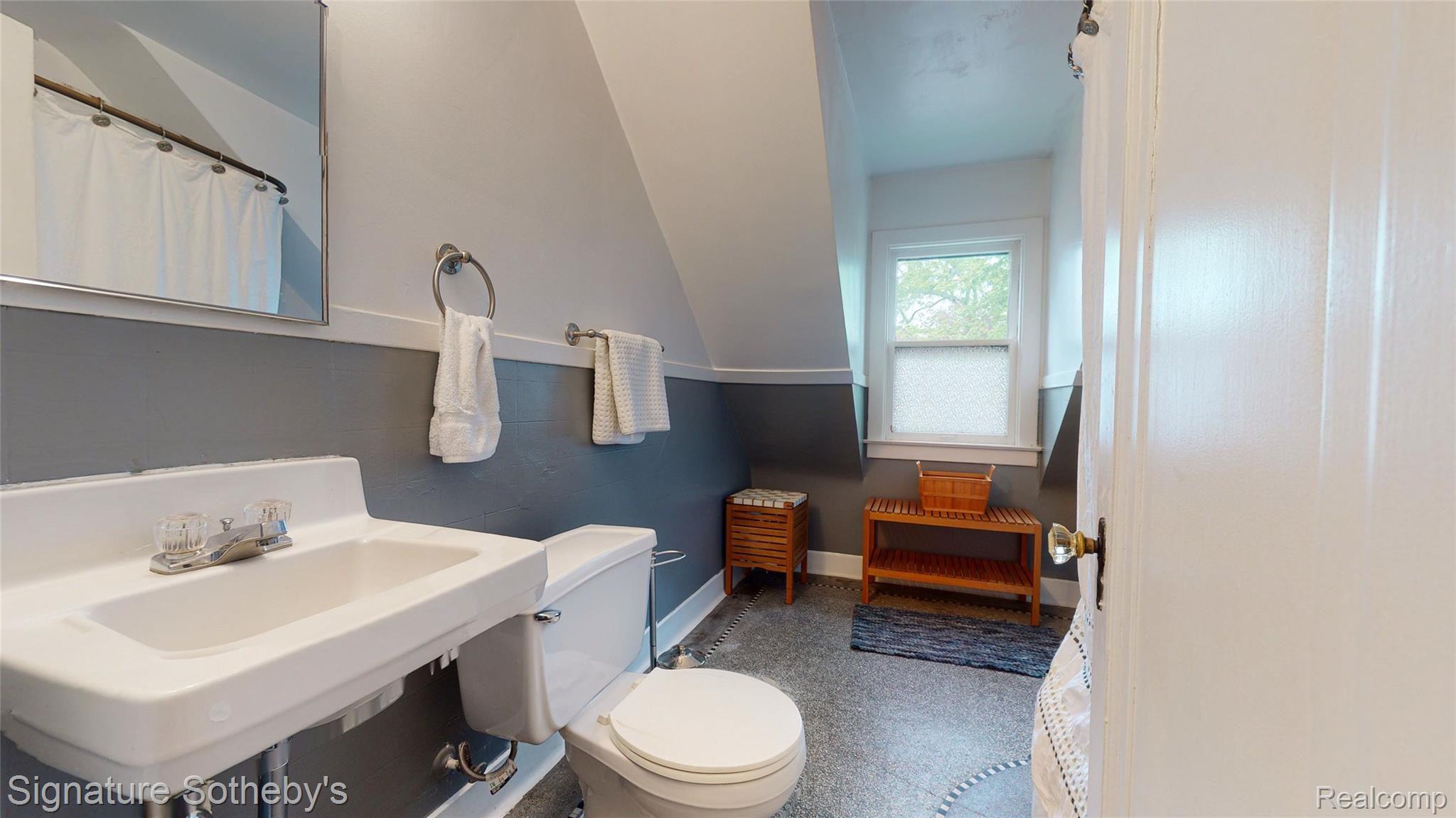 1024 Nottingham Road Grosse Pointe, MI 48230 - Photo 26 of 38 Bathroom #2 - Upstairs (2).jpg