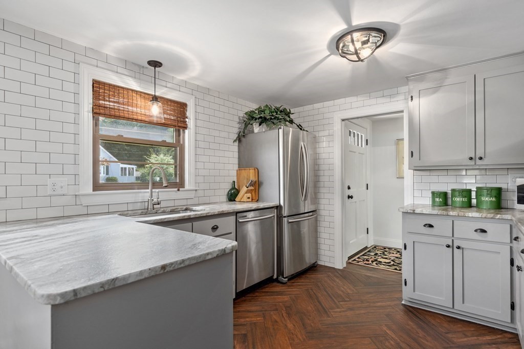 93 Linebrook Road Ipswich, MA 01938 - Photo 3 of 42 Gallery Image 3