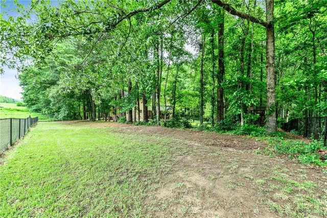 a view of a house with backyard