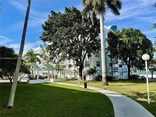 $2,000 | 492 Northwest 165th Street, Unit C312, Miami, FL 33169