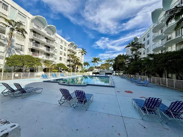 $2,000 | 492 Northwest 165th Street, Unit C312, Miami, FL 33169