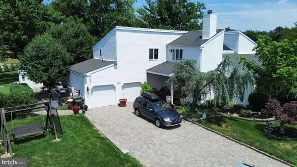 a view of a house with backyard and garden