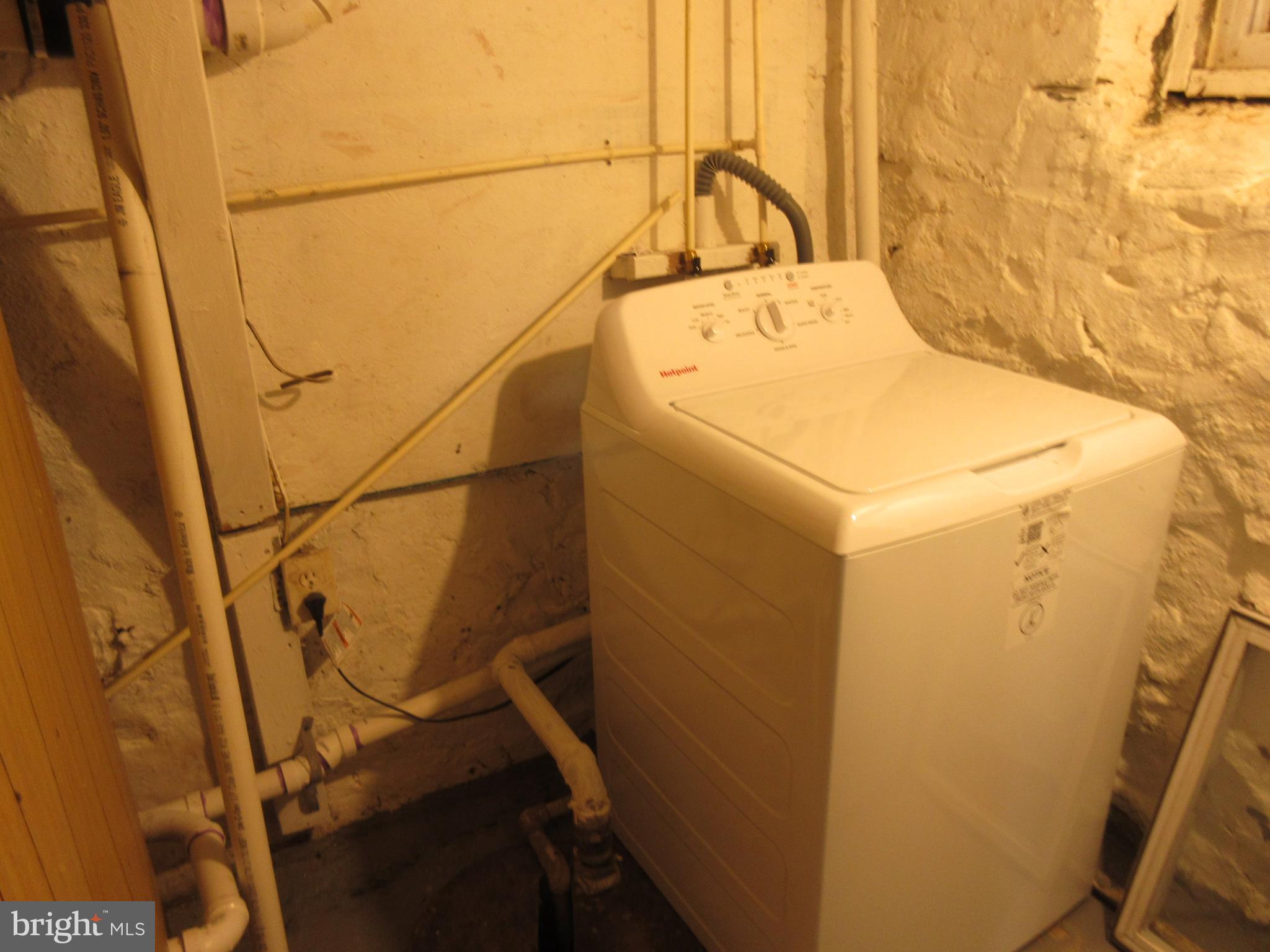 722 Edgewood Street Baltimore, MD 21229 - Photo 33 of 56 a utility room with dryer and washer