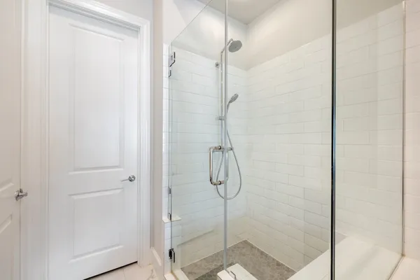 a en suite bathroom with double vanity and a bathtub