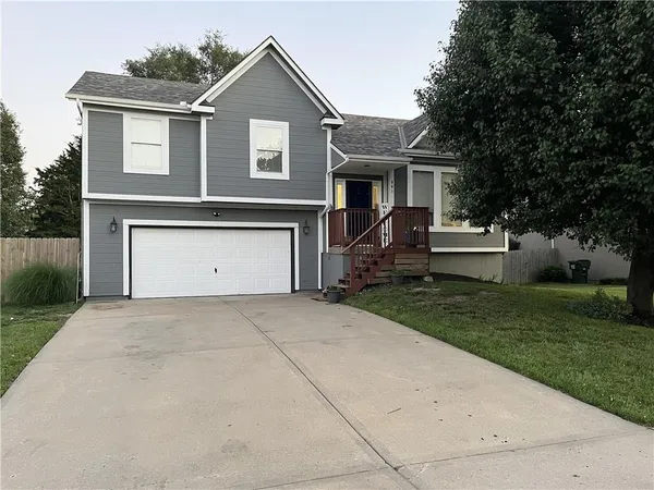$340,000 | 961 Oak Crest Drive, Gardner, KS 66030