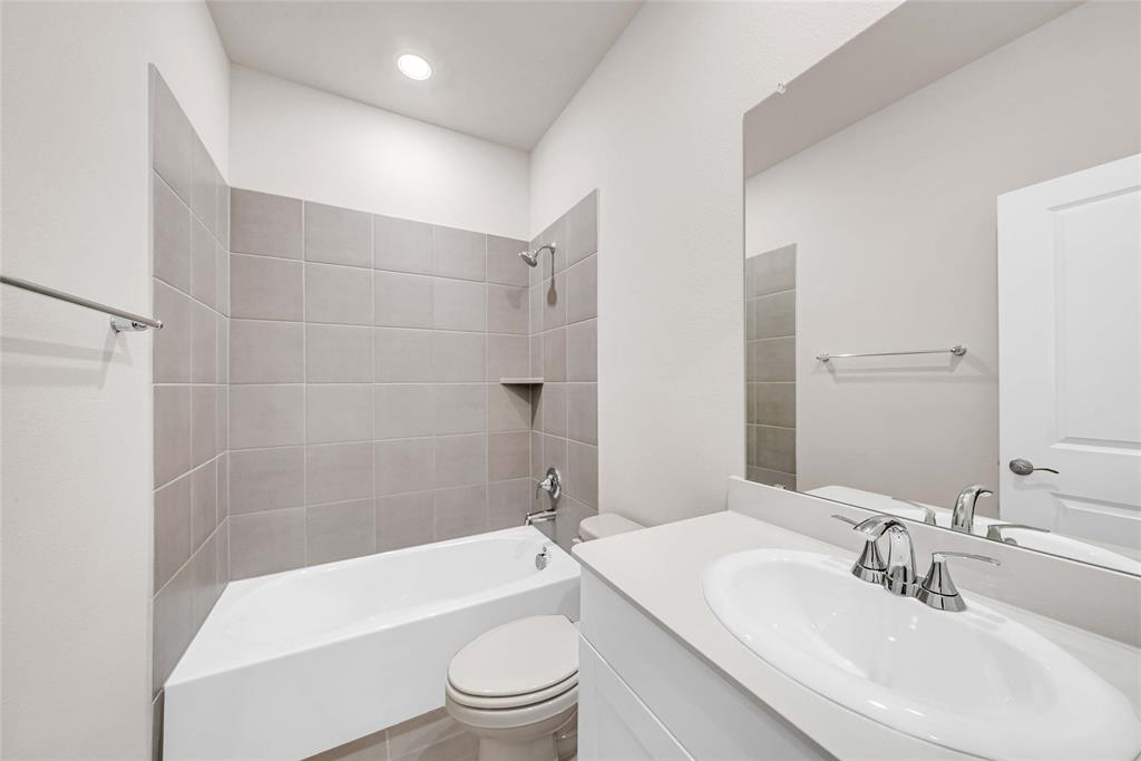 417 Martell Road Lowry Crossing, TX 75069 - Photo 21 of 29 a bathroom with a toilet a sink and bathtub