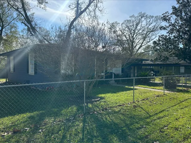 a view of a backyard