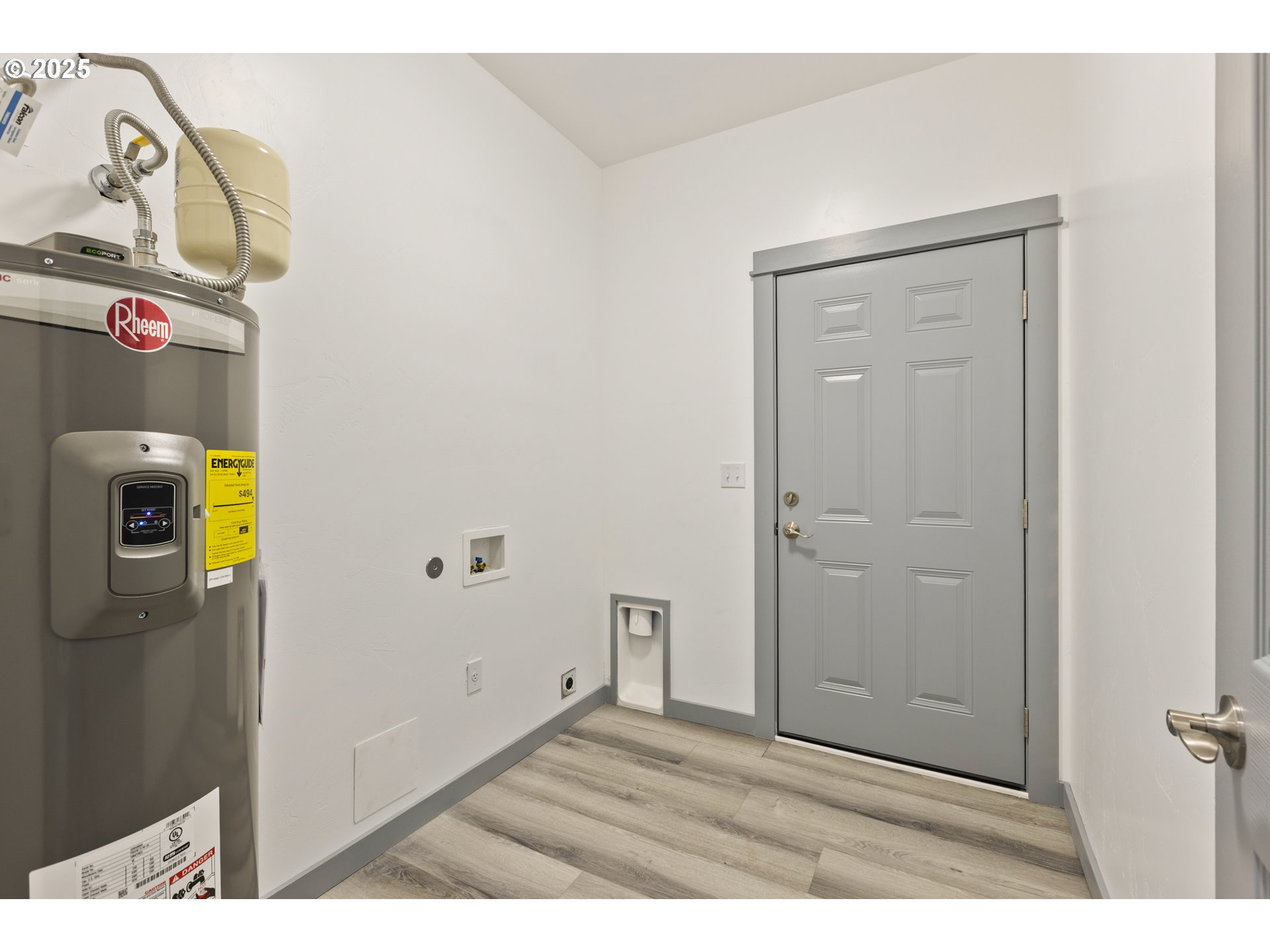 2104 True Avenue La Grande, OR 97850 - Photo 14 of 15 a view of a hallway with wooden floor
