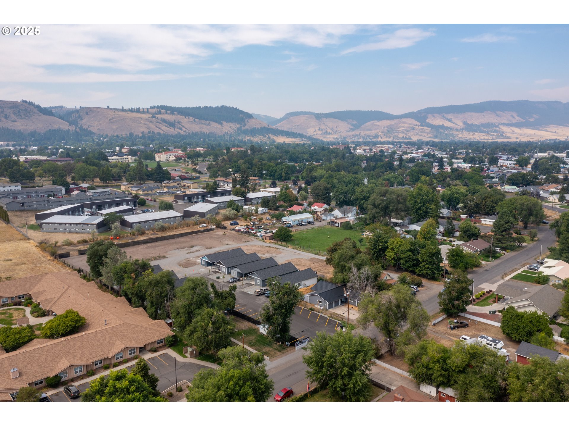 2104 True Avenue La Grande, OR 97850 - Photo 15 of 15 a view of a city with mountain