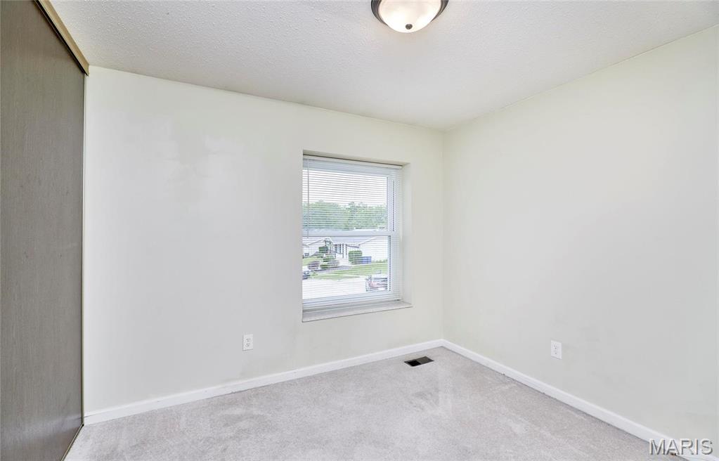 241 Valleyoak Court Ballwin, MO 63021 - Photo 10 of 53
