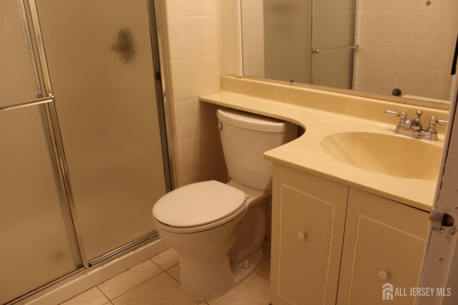 157 Westgate Drive Edison, NJ 08820 - Photo 28 of 40 a bathroom with a sink and a mirror