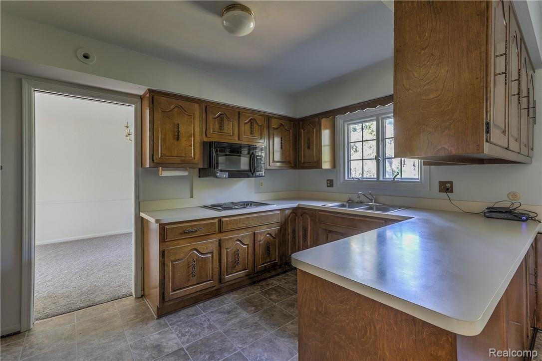 4828 Arrowhead Road West Bloomfield, MI 48323 - Photo 12 of 44 -43.jpg
